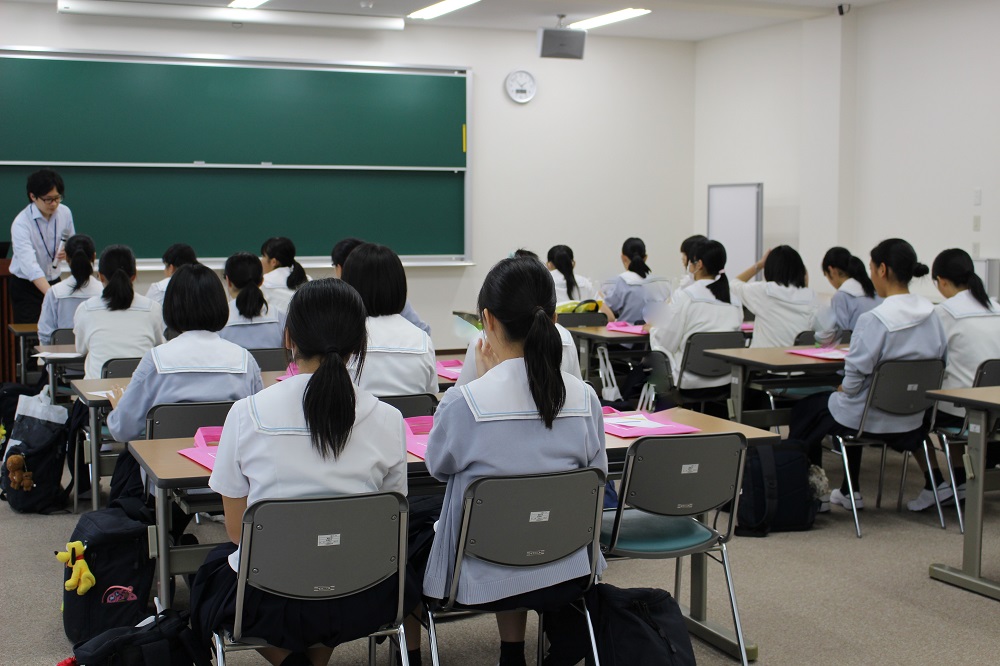 京都聖母学院高校の生徒さんが学校見学にこられました